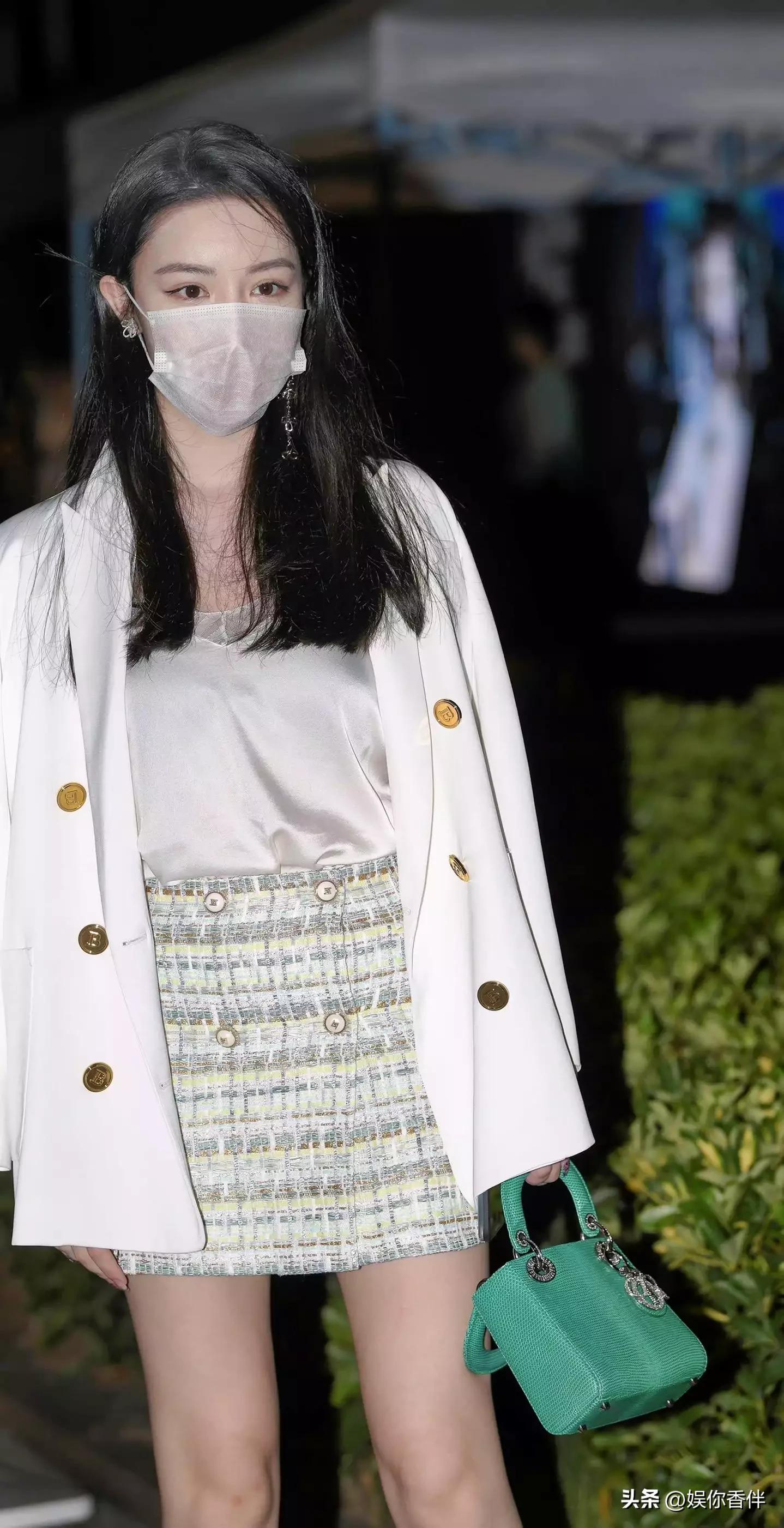 内搭吊带背心搭西装高级感长款,黑色西装内搭吊带背心针织