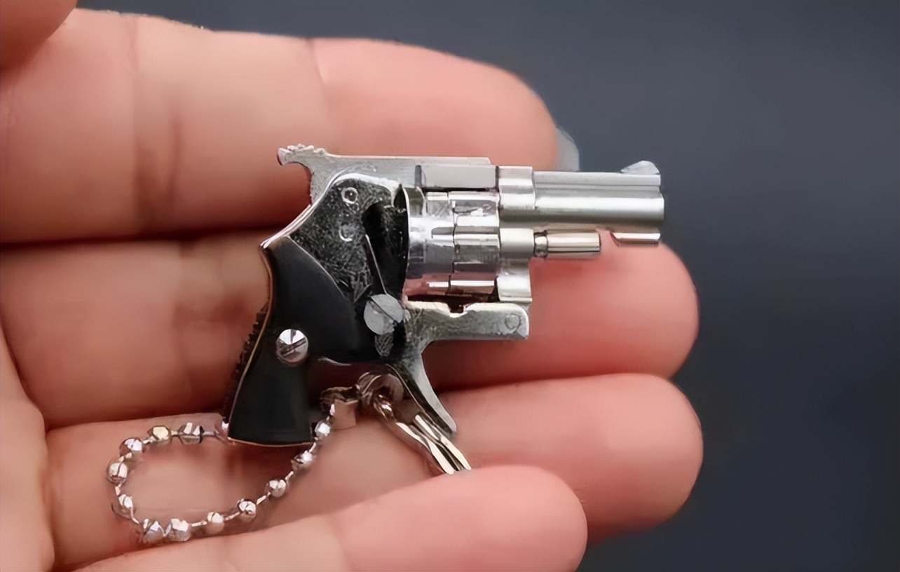 男子买玩具枪被判死刑,男子因枪形钥匙扣被判刑妻子发声