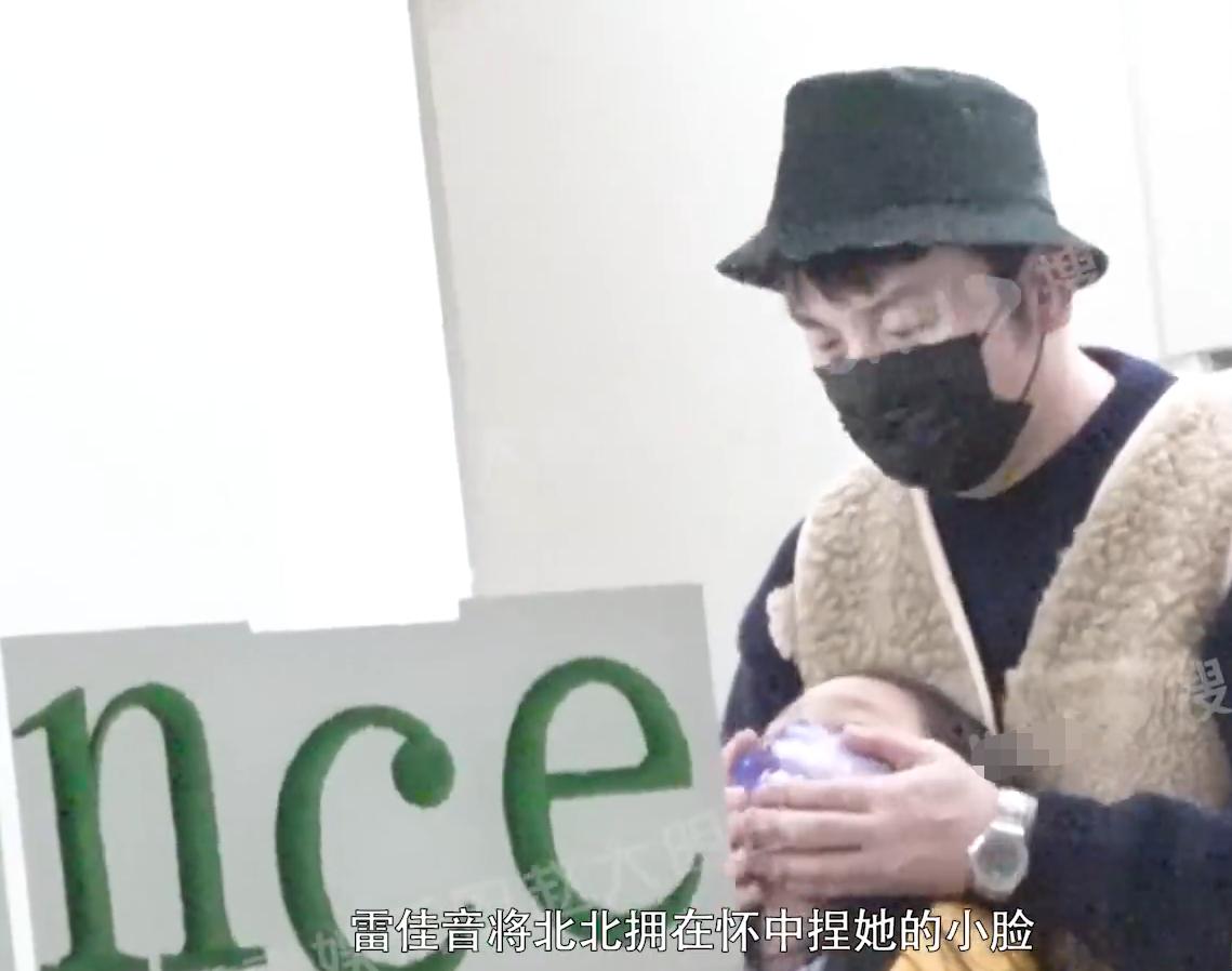 雷佳音带女儿逛街,雷佳音和女儿刚见面