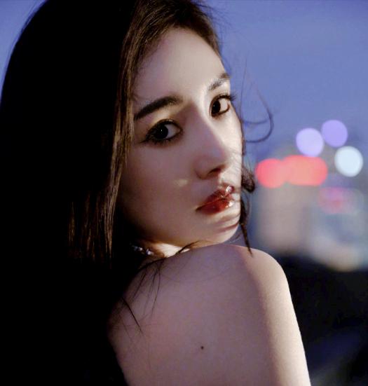 赵丽颖喝水事件恰似管中窥豹，映射多少女性“难以启齿”的秘密