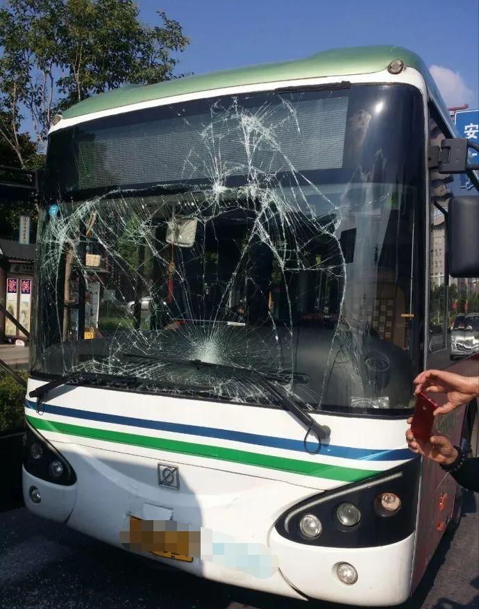 暴走团踢护栏后续,暴走团变打砸团