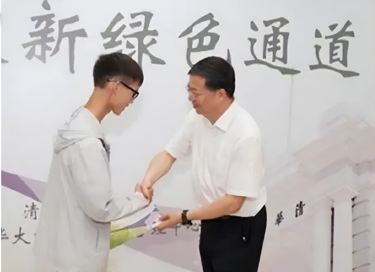 高考第一个交卷称高考太简单,声称考题太简单最后考了多少分