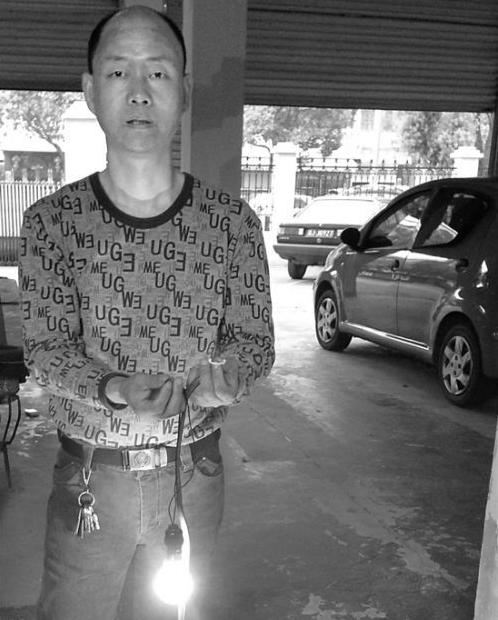 广西一男子“不怕电”：徒手捏电线，用身体作导体，可点亮三盏灯