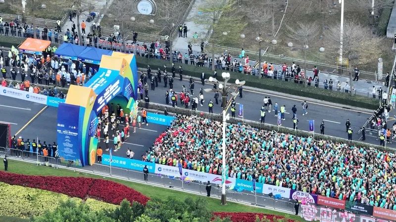 深圳马拉松赛今晨开跑,深圳马拉松开幕式视频