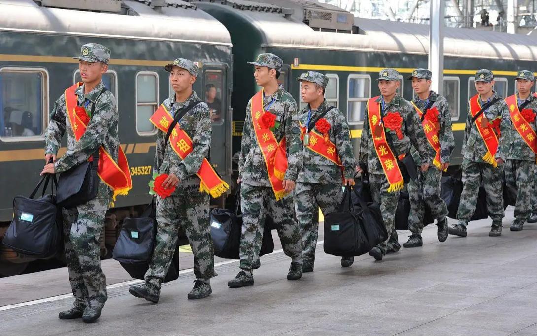 在校大学生当兵还是毕业后当兵好,大学期间当兵和毕业当兵的区别