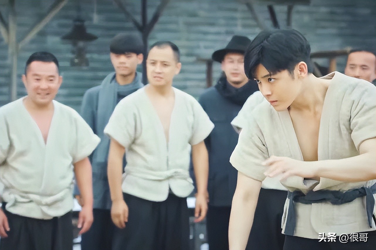 胡同赵露思侯明昊合照,胡同赵露思侯明昊路透