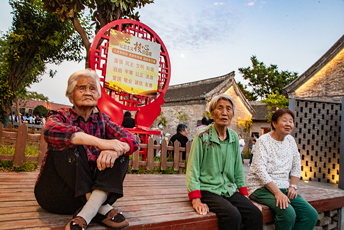 豫北老街体验市民夜生活，青年人摆地摊烟火气息浓，千年古城火了