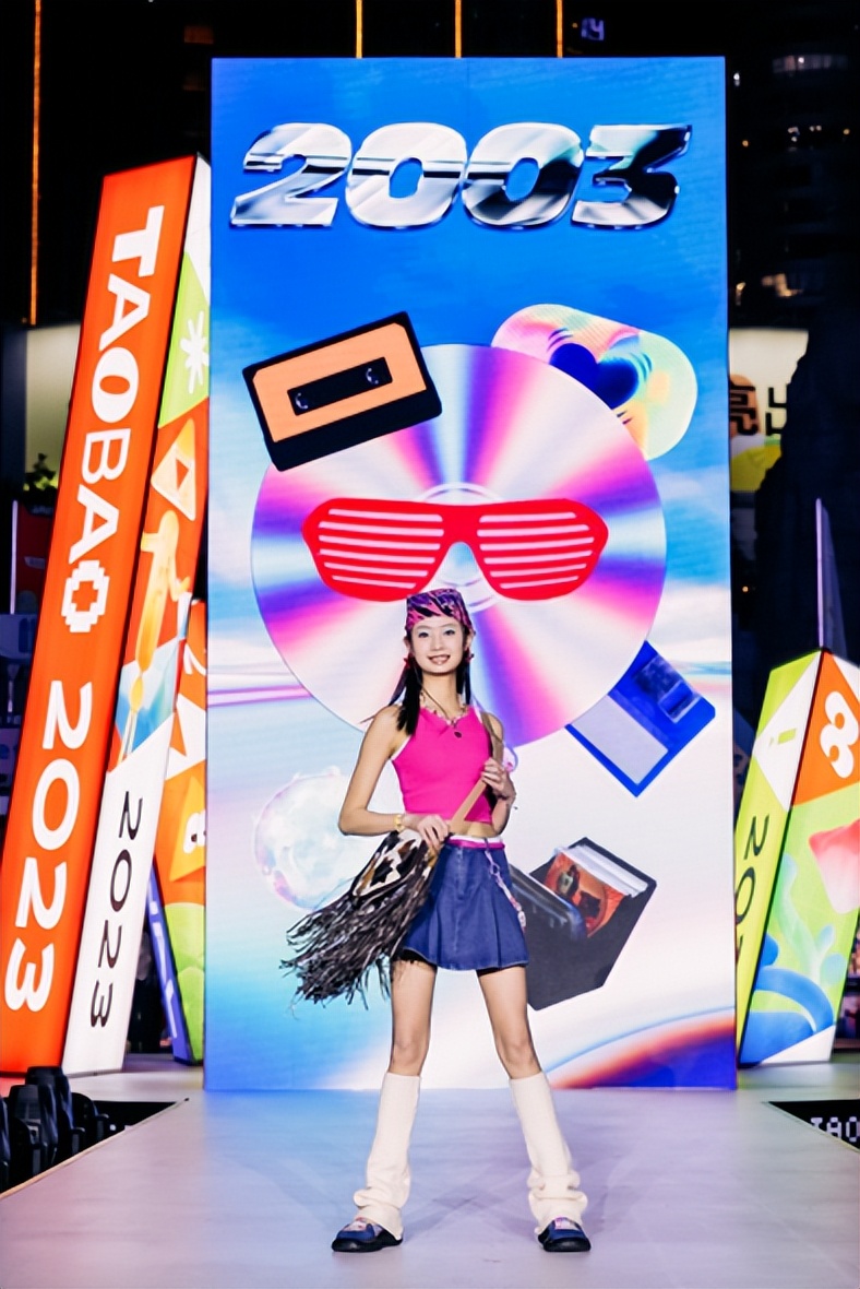 重庆解放碑时装秀视频,重庆潮流服装穿搭