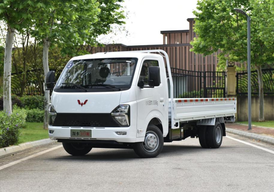 都是国产大牌出品，定位一致，五菱龙卡和跨越者D5怎么选？