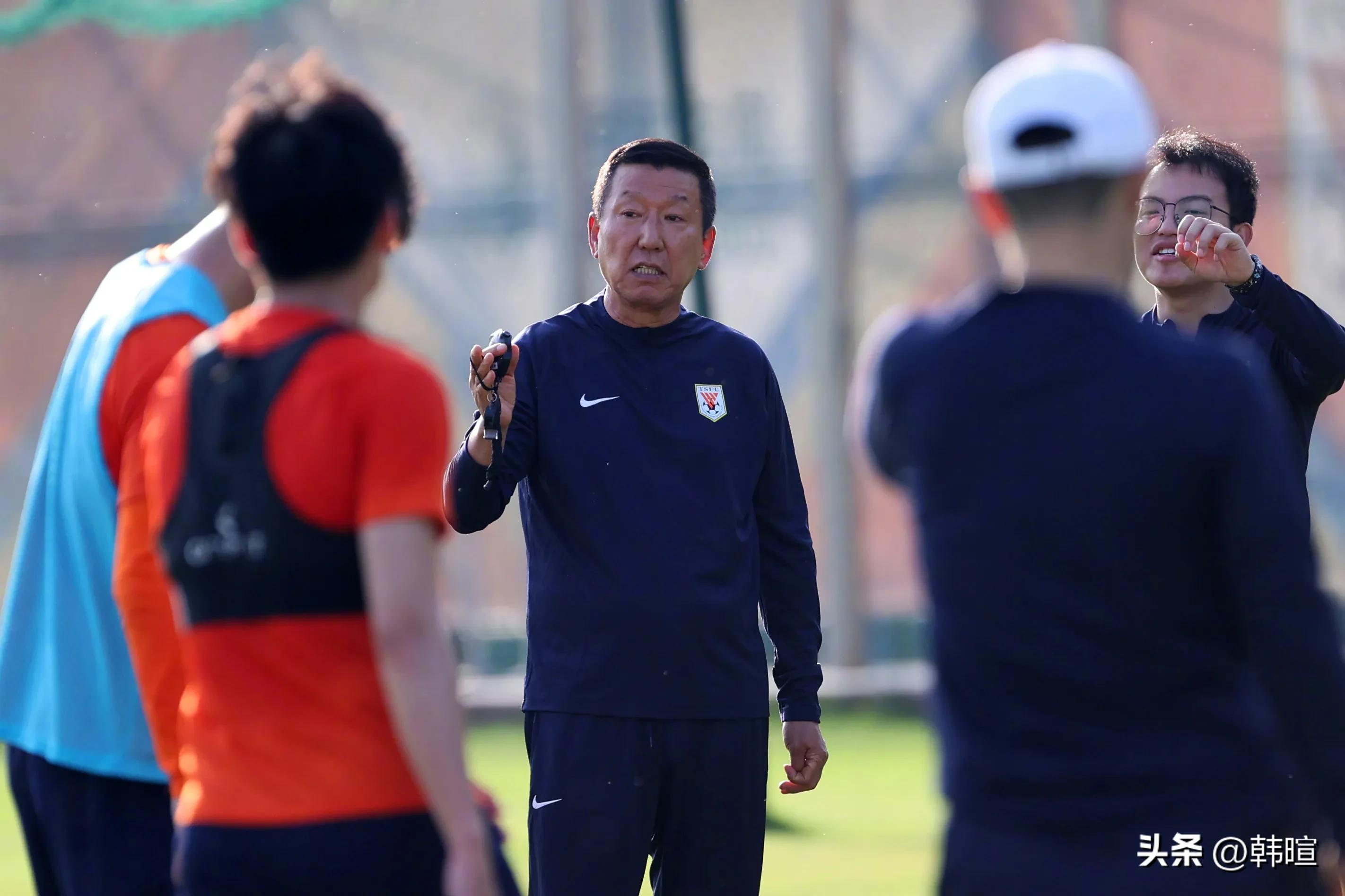 禁区拉倒人罚点球还是红牌,球员违例和犯规裁判应该怎么做