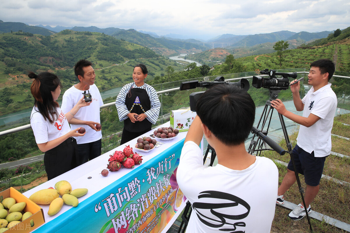 罗永浩退出社交平台创业,老东家新东方直播卷出高度,股价暴涨