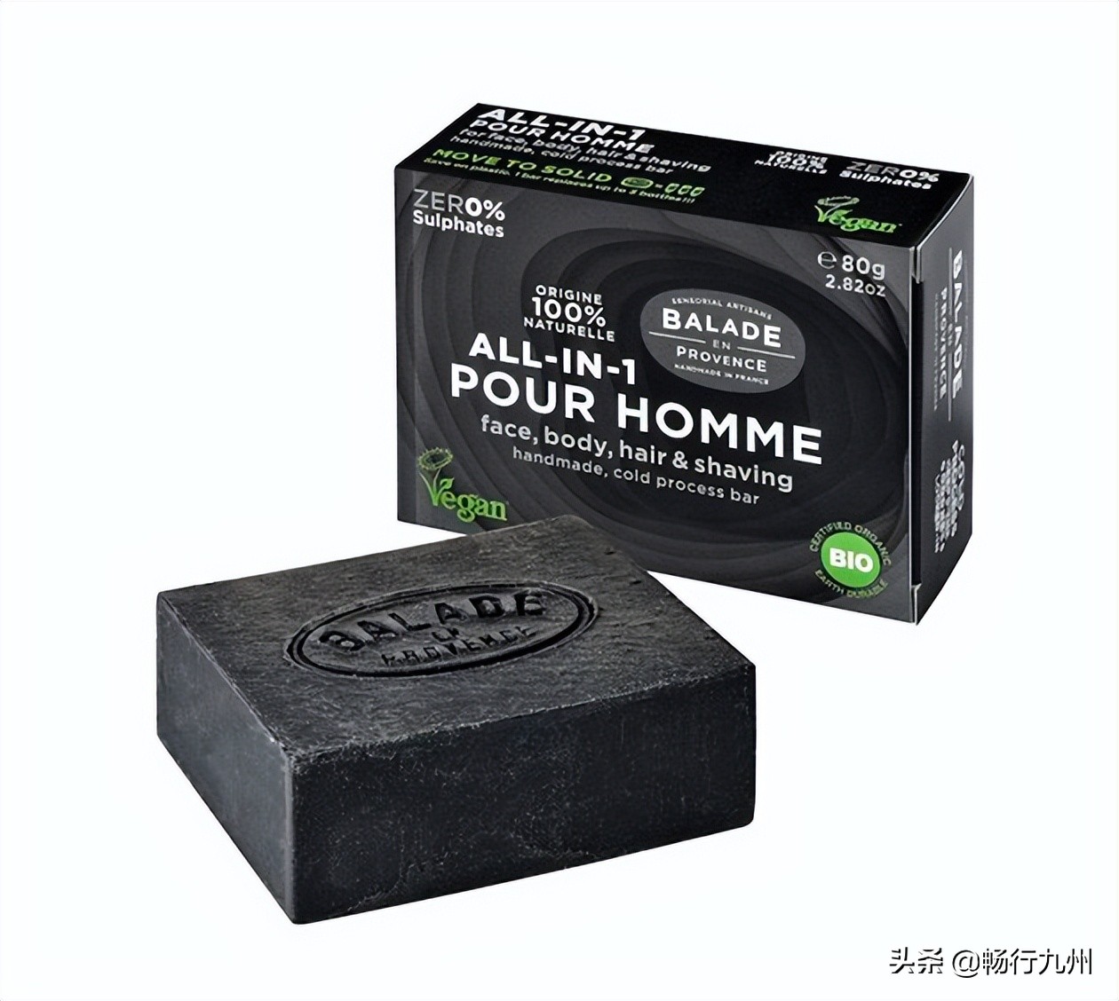 为爱人挑选心仪的礼物,用心挑选礼物的男人