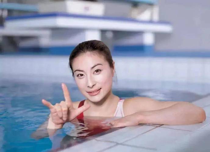 郭晶晶下嫁霍家后为何如此低调,下嫁霍启刚的郭晶晶曝光家庭地位