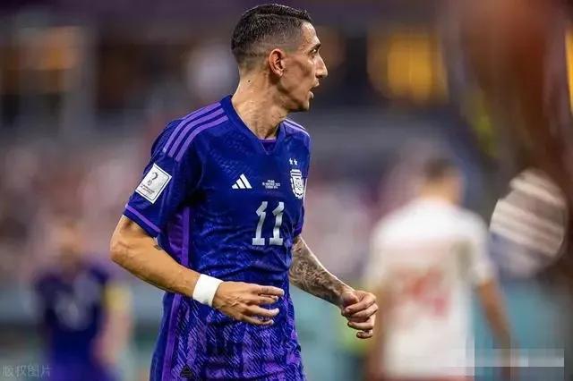 梅西、莱万在散步？球迷们何必如此为难球星