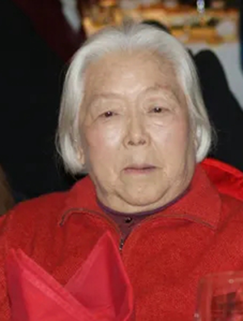 她是高岗的妻子，高岗自杀后独自照顾孩子，退休后享受司局级待遇