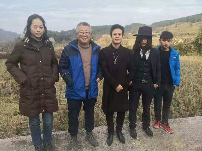 “玩不起房和车，只能玩头发”：曾经的“杀马特少年”去哪儿了？