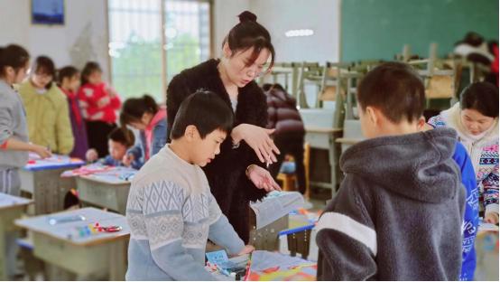 慰问学校的留守儿童,衡阳衡南关爱儿童中心