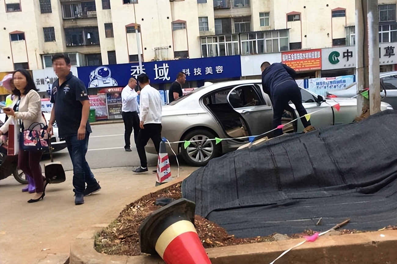 两个兵王叛逃，与一千多军警对峙3天，放大火烧山才将他俩制服！