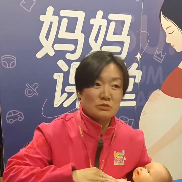 宝宝长牙了，牙齿该怎么护理呢？关注孩子王，学习更多育...