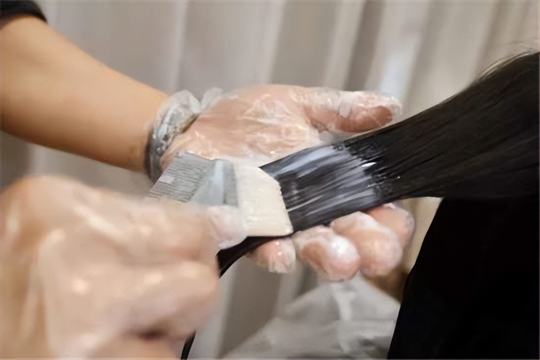 烫了头发不喜欢怎么恢复正常,烫完头发不想要了怎么变直