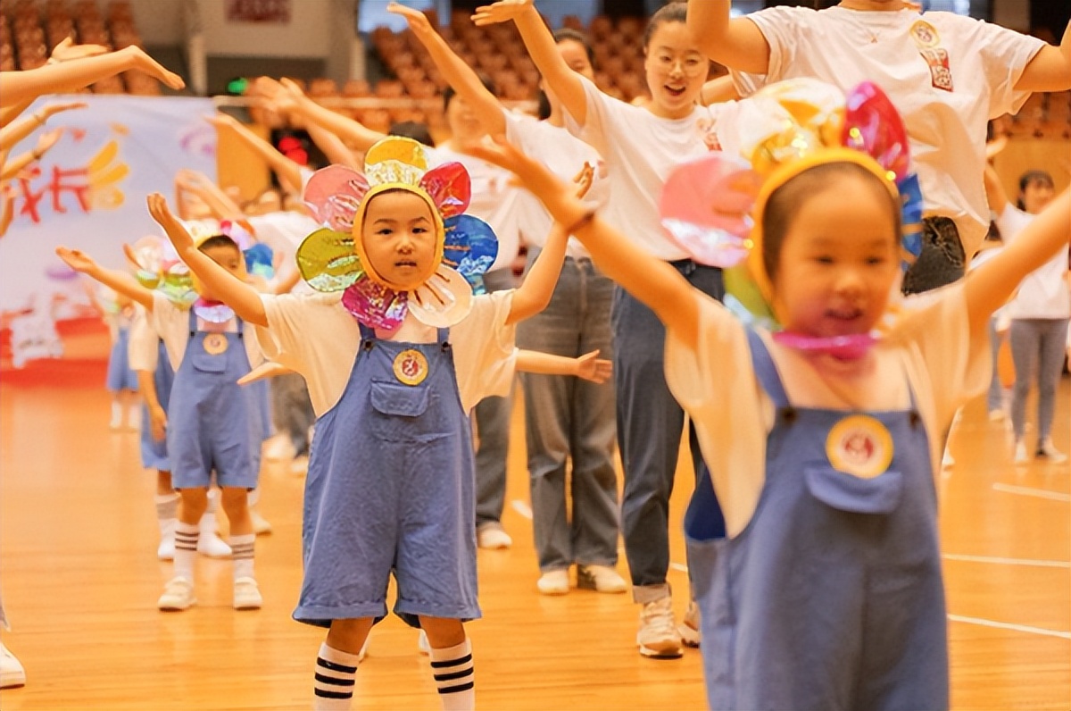 合肥市长江路幼儿园教育集团:举行“炫彩童年筑梦想舞动六一乐成长”庆六一亲子舞展示活动