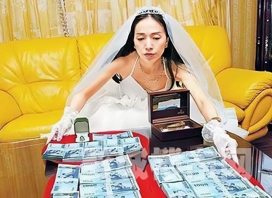 比汪小菲还疯的百亿富婆，5段婚姻历经*养包**、家暴后竟然不疯了？