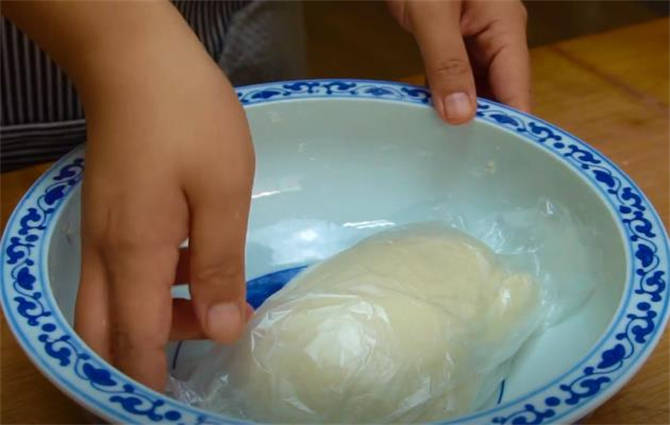 揉面光滑小技巧,揉面不粘手妙招