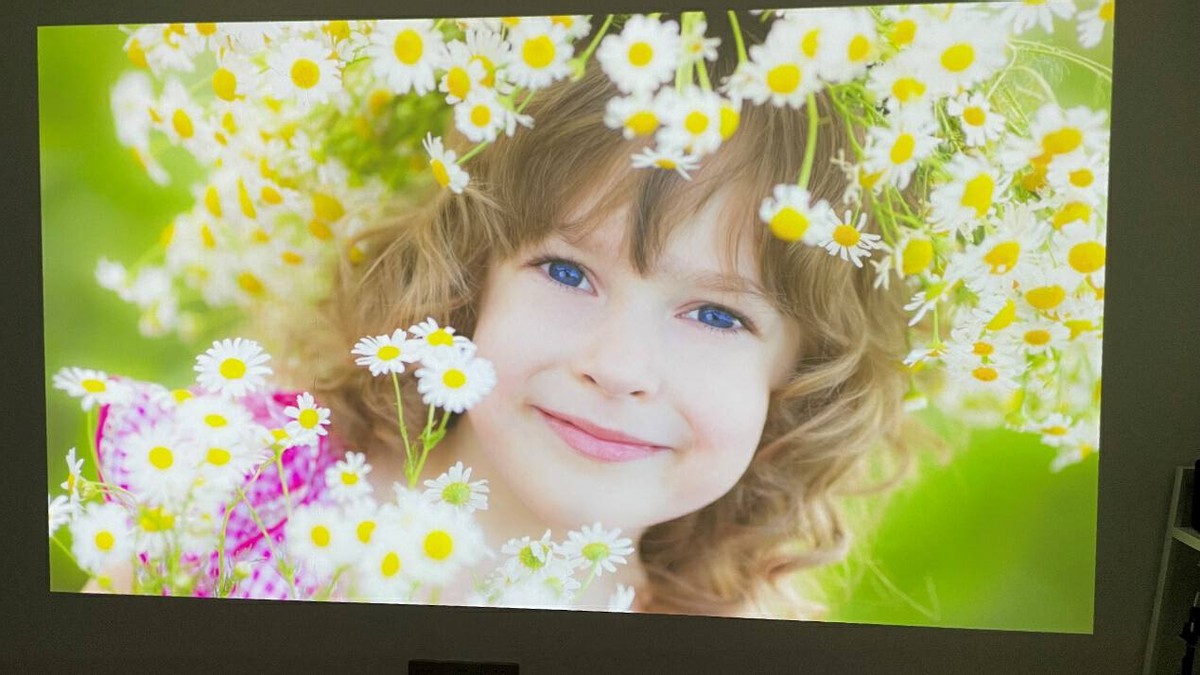 有它，挤啥电影院？AOCL1智能投影实测：2500ANSI流明+帝瓦雷调音