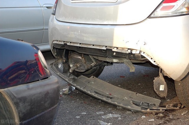 高速交通事故追尾怎么判,高速公路追尾事故处理流程