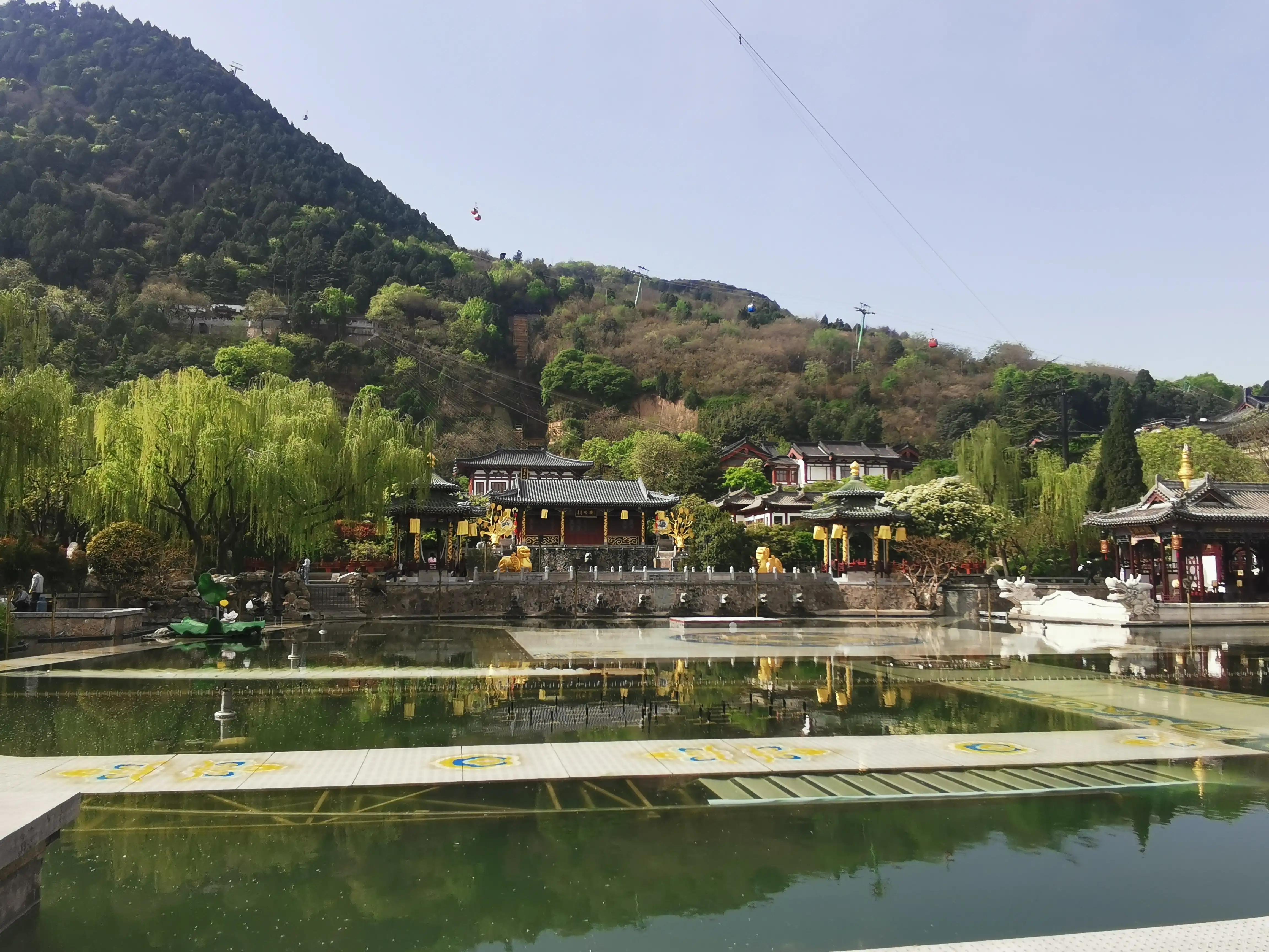 华清池温泉水滑洗凝脂,春寒赐浴华清池温泉水滑洗凝脂