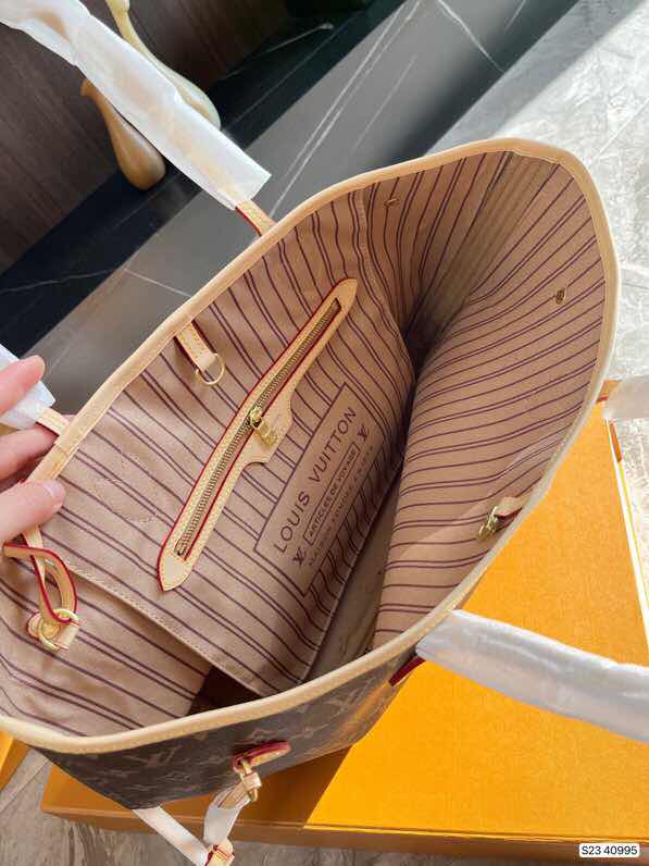 迪奥购物袋跟lv购物袋哪个值得买,lv购物袋哪个颜色经典