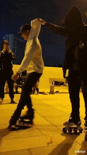 “帮表弟理发，不小心碗歪了，这下可咋办？”哈哈哈