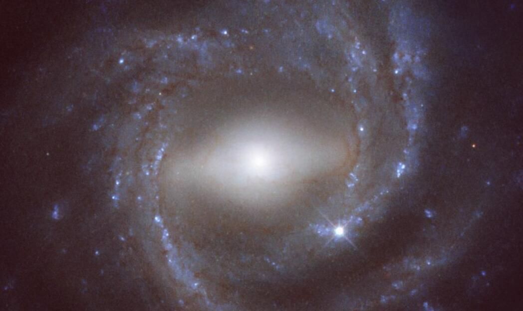 如何发现10亿光年外的星系,科学家看到几百亿光年外的星系