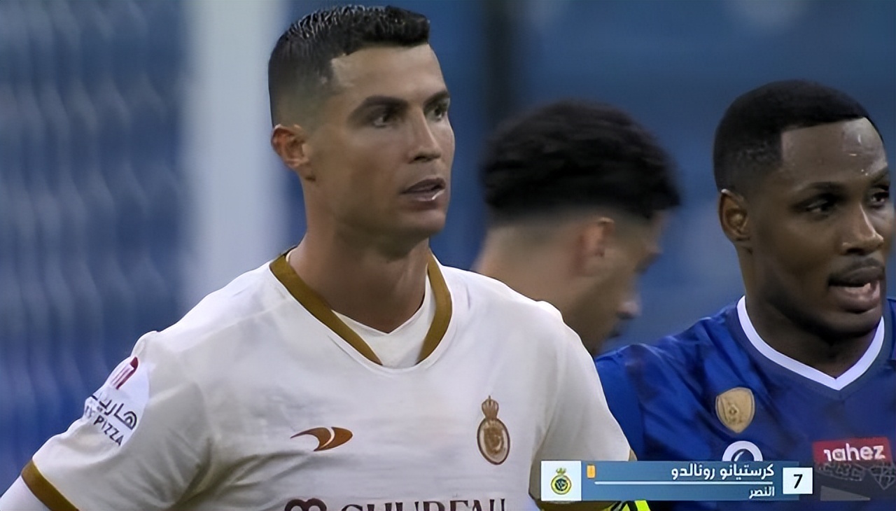 利雅得c罗错失绝杀,韩媒怒斥c罗锁喉抱摔