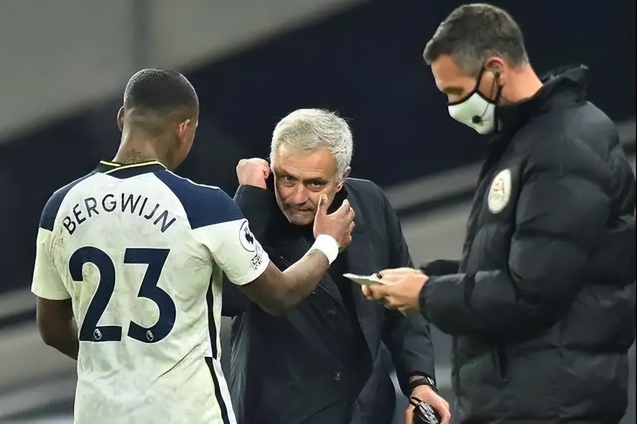 穆里尼奥在替补席愤怒站起来,穆里尼奥被罚下场在看台