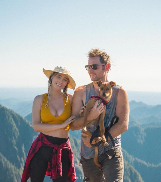 两位情侣在森林中搭个帐篷,一对情侣在大山深处打造的家