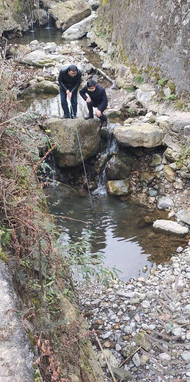 当年的钓点早已无鱼可钓，但鱼就在水中，真正的垂钓者都能看见