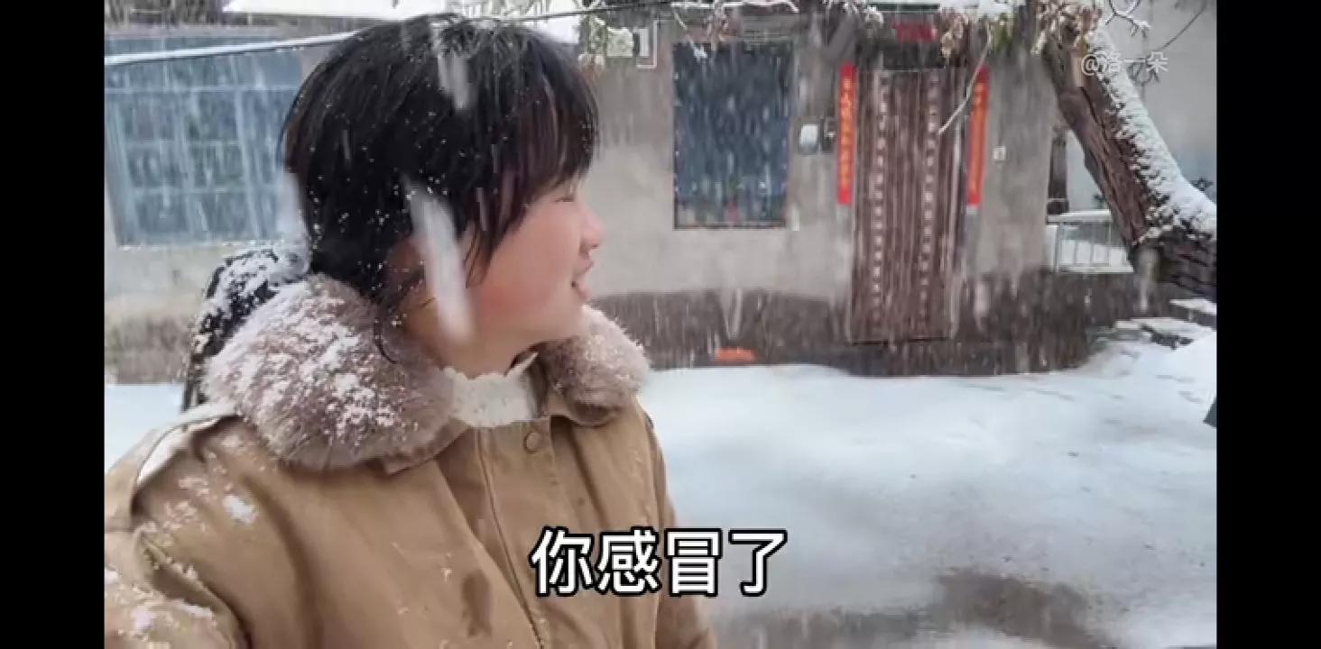 子奇送包哄朵妈开心,没想接二连三闹笑话,子奇转身就往外跑。