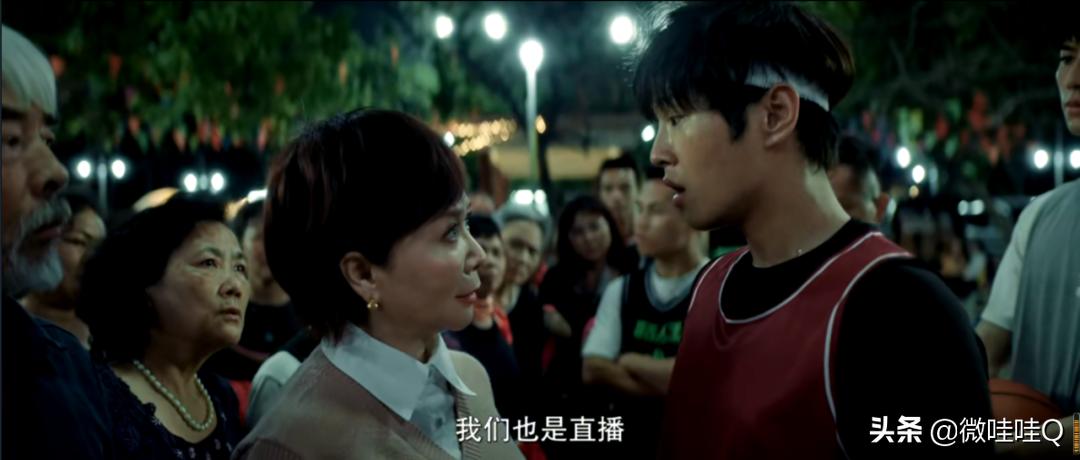 篮球少年和广场舞大妈争抢场地,篮球少年对抗广场舞大妈