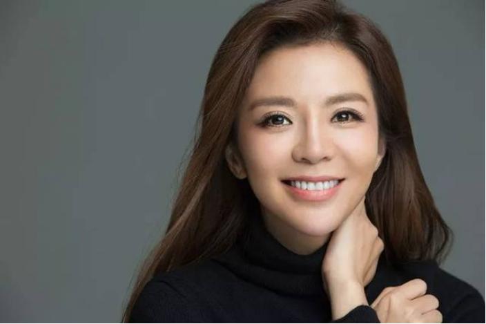 朱迅一家三口照顾瘫痪公公,朱迅和丈夫吃饭