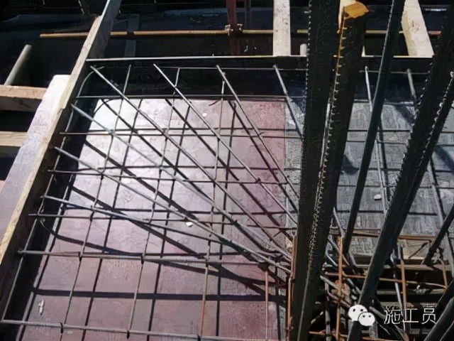 混凝土板裂缝是什么原因造成的,现浇板浇砼后表面裂缝是什么原因