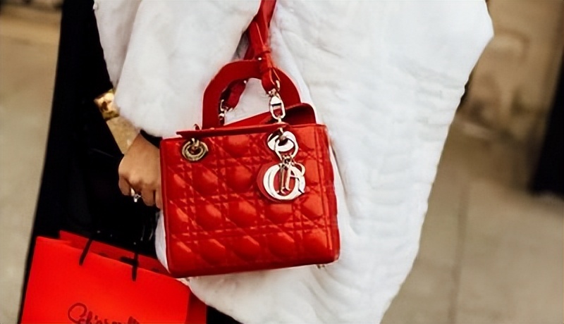 19年长沙女子容忍丈夫*养包**空姐,离婚后向小三*债讨**百万,法院：支持