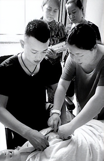 90后转行做月嫂,90后小伙转行做催乳师