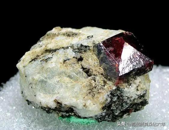 10倍放大镜怎么区分锆石和莫桑钻,莫桑钻和锆石哪个更值得购买