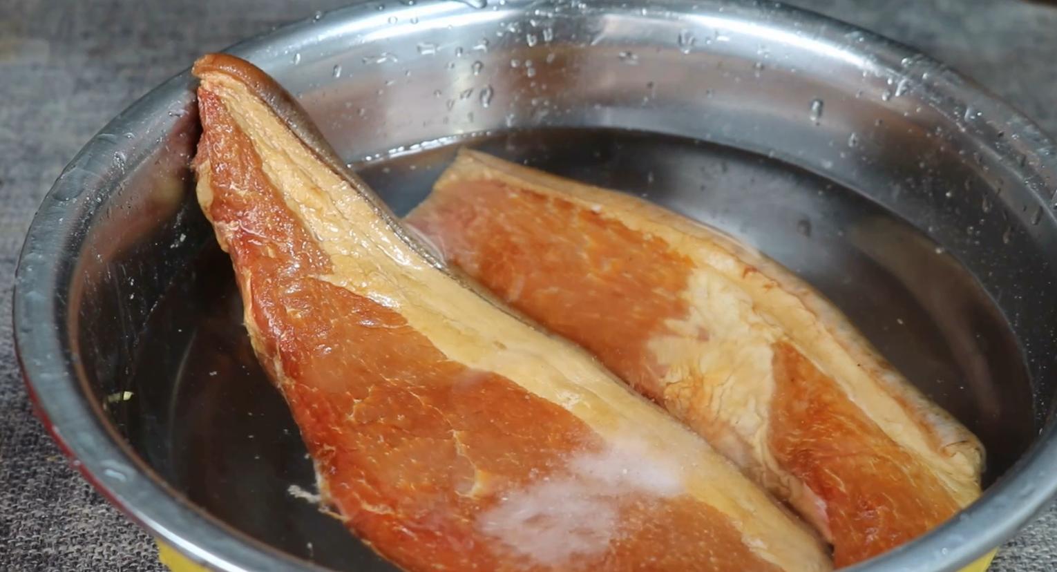 炒腊肉不放任何配菜怎么炒香,炒腊肉没煮水很咸咋办