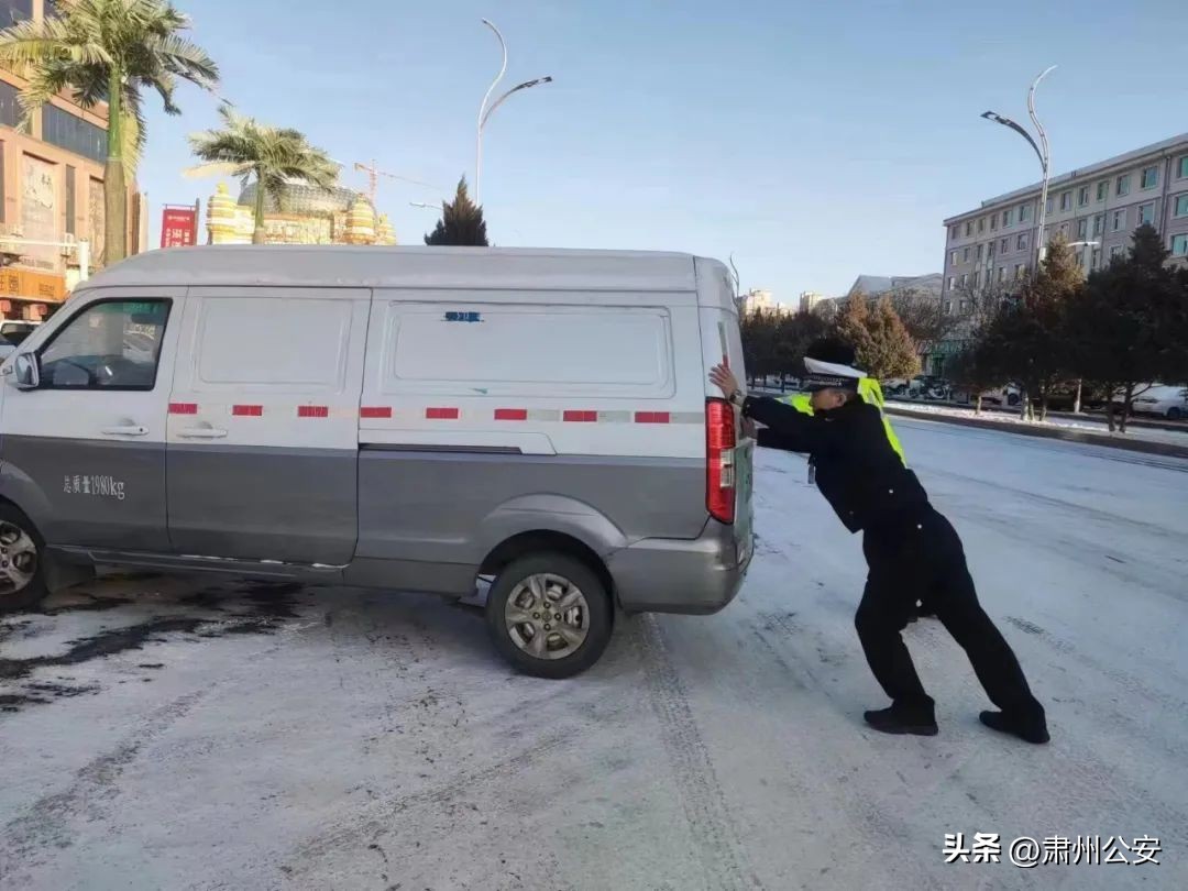 春节我在岗交警暖民心,春节我在岗交警帮扶群众暖人心