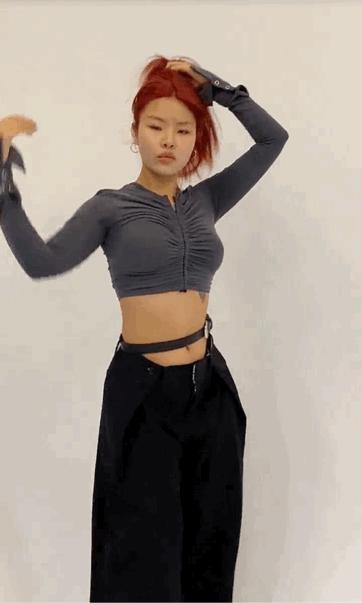 染完黑发以为很有气质,染红发颜值