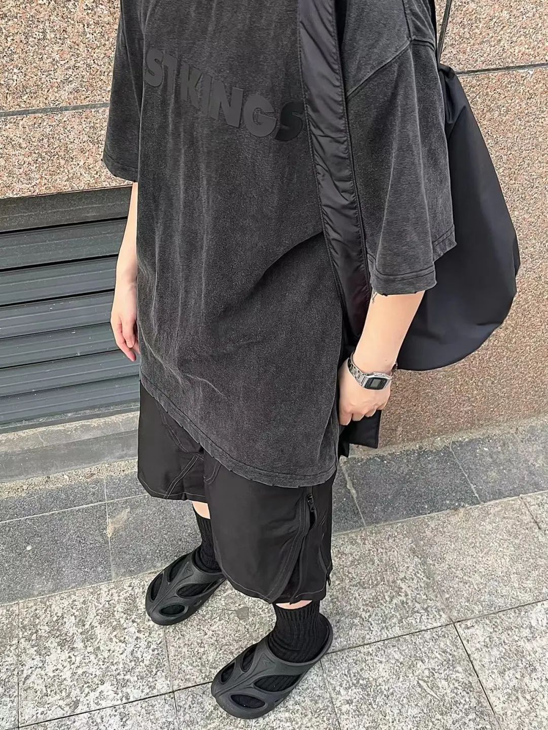 男t恤搭牛仔裤加皮带有哪些穿法,t恤配裤子的时髦穿法