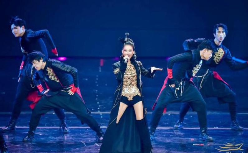 刀马旦李玟周杰伦颁奖礼,李玟刀马旦2002现场颁奖礼