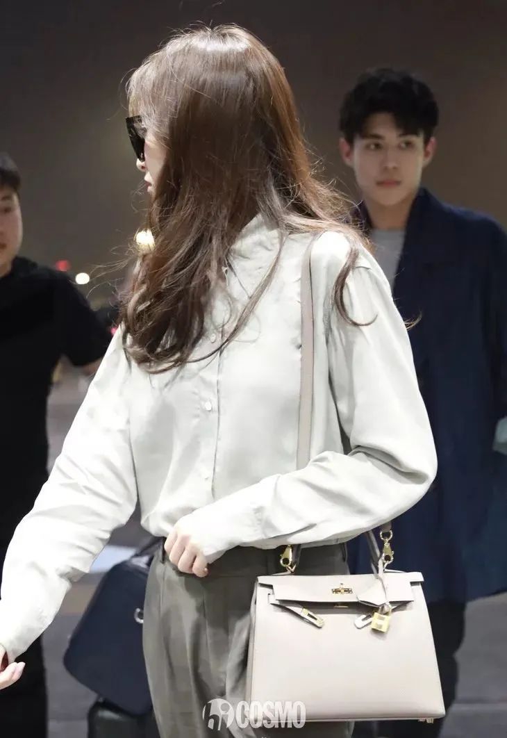 唐嫣在机场时背的焦糖色包,唐嫣曾经用过哪些包包